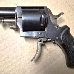 Revolver British Bull Dog, calibre 320 &agrave; poudre noire.