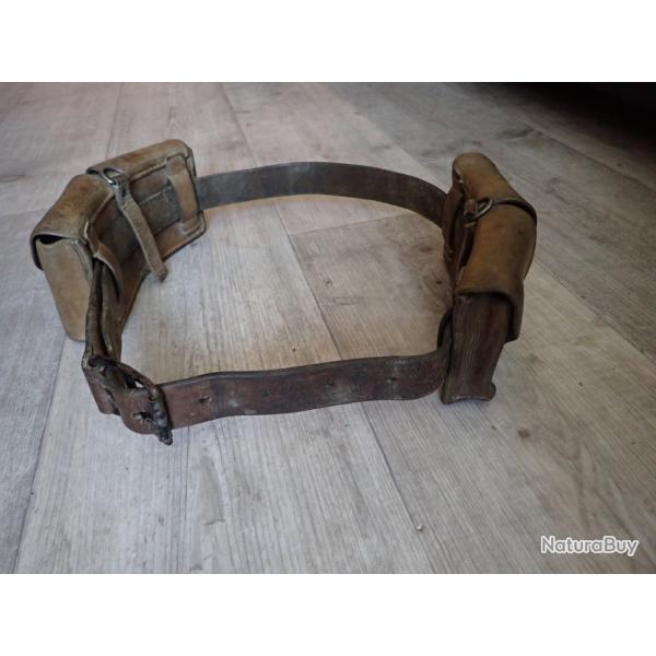 Ceinture + 2 cartouchi�res suisses.