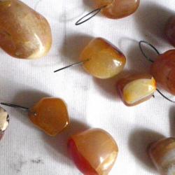 Pierres polies avec anneaux en m&eacute;tal (24 pi&egrave;ces)