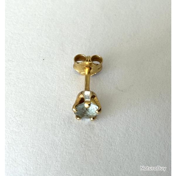 Boucle d'oreille unique en or massif 18 carats et pierre vert d'eau - clous
