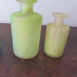 Deux anciens flacons en pate de verre Jaune/vert d'eau nuanc&eacute;