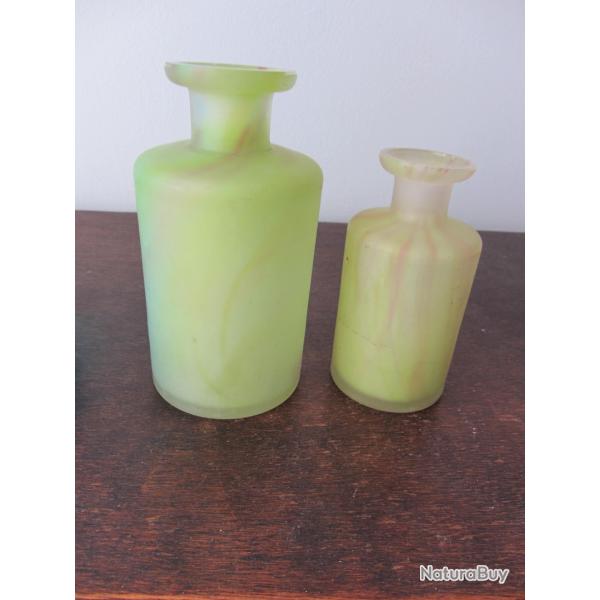 Deux anciens flacons en pate de verre Jaune/vert d'eau nuanc�