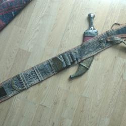 Djambiya du Y&eacute;men ancienne-fourreau et ceinture tr&egrave;s ornement&eacute;e-