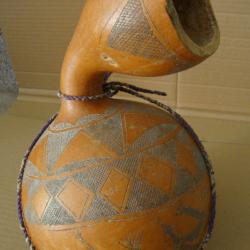 Grande Calebasse Africaine grav&eacute;e ancienne.