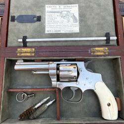 Smith & Wesson Hand Ejector 1st Model cal. .32 S&W Long, coffret d'&eacute;poque et accessoires