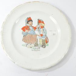 Assiette parlante La Goutte, cantini&egrave;re et soldat Premier Empire; Napol&eacute;on Premier. St Amand