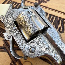 Superbe petit revolver &agrave; brisure grav&eacute; - plaquettes en ivoire - coffret ancien