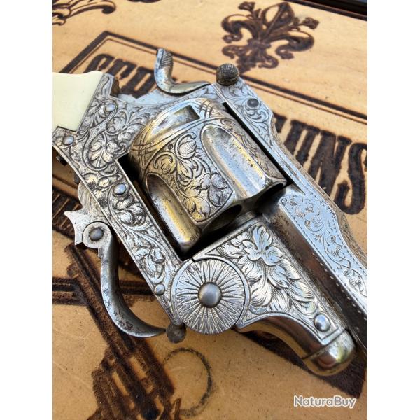 Superbe petit revolver � brisure grav� - plaquettes en ivoire - coffret ancien