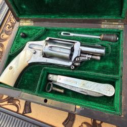 Superbe revolver V&eacute;lodog 6 mm luxe � gravures, nacre naturelle, coffret et couteau en nacre
