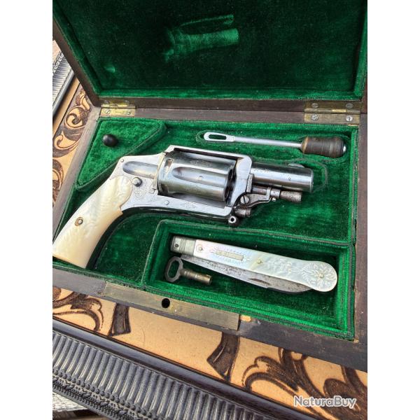 Superbe revolver V�lodog 6 mm luxe � gravures, nacre naturelle, coffret et couteau en nacre