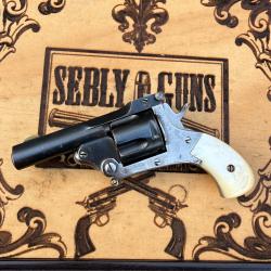 Tr&egrave;s beau revolver &agrave; brisure calibre .320 � fabrication li&eacute;geoise, plaquettes nacre, coffret ancien