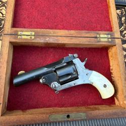 Tr&egrave;s beau revolver &agrave; brisure calibre .320 � fabrication li&eacute;geoise, plaquettes nacre, coffret ancien