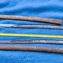 Lot 2 ba&iuml;onnettes 1866 chassepot avec fourreau. A nettoyer. 1 St Etienne 1875. Poussoir bloqu&eacute;