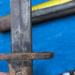 baionnette longue anglaise 1907 avec fourreau tr&egrave;s belle lame le reste &agrave; nettoyer poussoir bloqu&eacute;