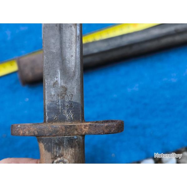 baionnette longue anglaise 1907 avec fourreau tr�s belle lame le reste � nettoyer poussoir bloqu�