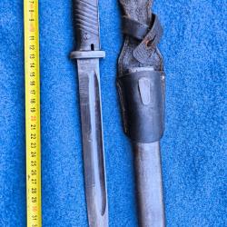 Ba&iuml;onnette 98k 1942 homog&egrave;ne monomatricule + porte fourreau cuir noir. Plaquettes bak&eacute;lite