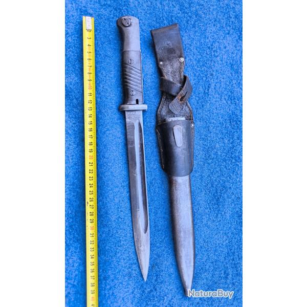 Ba�onnette 98k 1942 homog�ne monomatricule + porte fourreau cuir noir. Plaquettes bak�lite