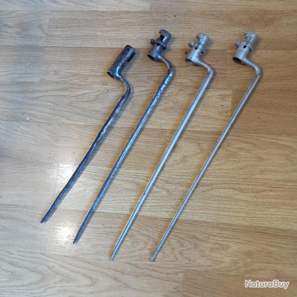 Lot de quatre ba�onnettes � douilles 1822 et r�volutionnaires