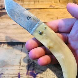 Couteau pliant de poche de berger Corse CURNICCIOLU artisanal de collection corne b&eacute;lier lame damas