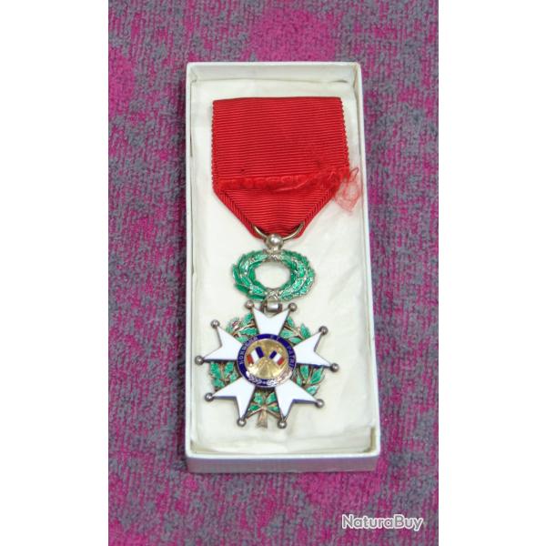 M�DAILE L�GION D'HONNEUR DANS SA BOITE