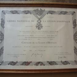 Dipl&ocirc;me L&eacute;gion D'honneur Chevalier 1968 encadr&eacute; .
