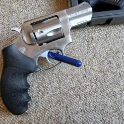 Revolver Ruger SP101 2 1/4 pouces 38 spl Tres pr&eacute;cis. Vis&eacute;e fixe;  guidon centr&eacute;