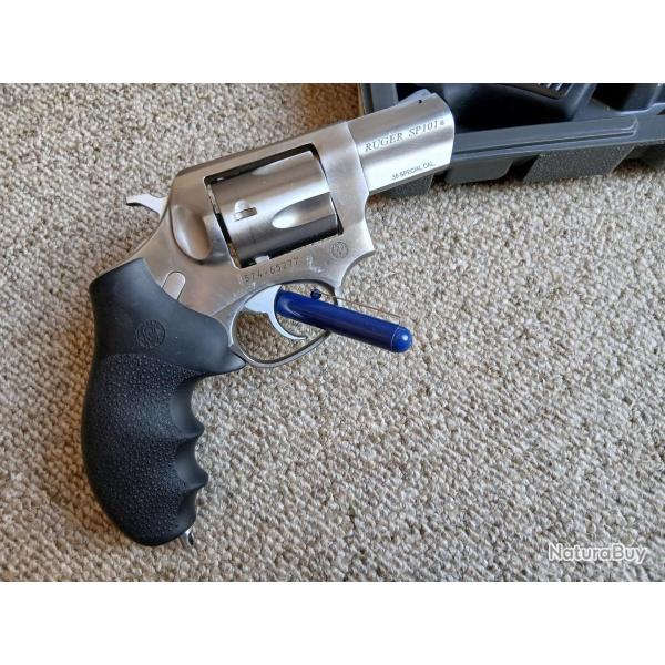 Revolver Ruger SP101 2 1/4 pouces 38 spl Tres pr�cis. Vis�e fixe;  guidon centr�