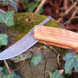 Couteau Pi&eacute;montais Manche Bois Olivier Lame Acier Damas 128 Couches Trailing Point Fabric Artisan