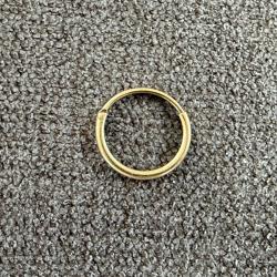 Petite boucle d'oreille cr&eacute;ole en or