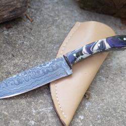 Couteau Skinner de Poche Lame Acier Damas 256 Couches Manche Ghost Etui Simili Fab Artisanale