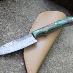 Couteau Skinner de Poche Lame Acier Damas 256 Couches Manche Pistache Etui Simili Fab Artisanale