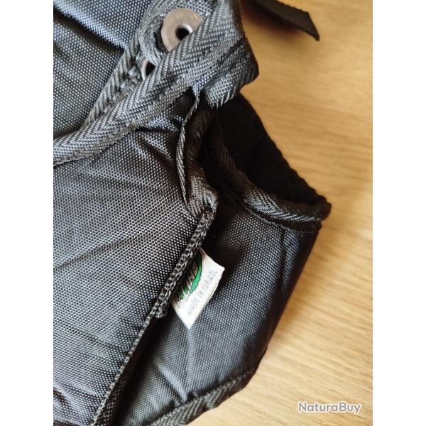 Holster d �paule. Visiblement pour petite arme.