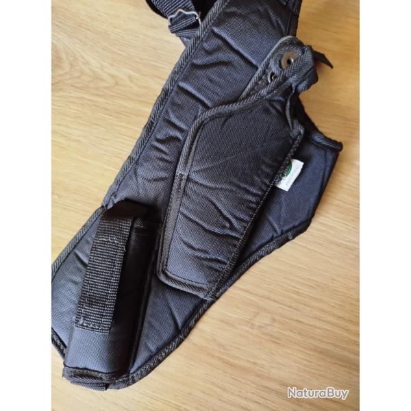 Holster d �paule. Visiblement pour petite arme