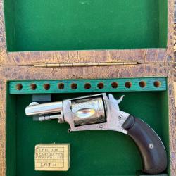 Superbe revolver 8mm92 fini par Gastinne-Renette &agrave; Paris � Grav&eacute;, m&eacute;canique parfaite, coffret