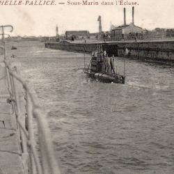 Carte Postale Ancienne La Rochelle-Pallice Sous-Marin dans l'Ecluse -N&deg;8026