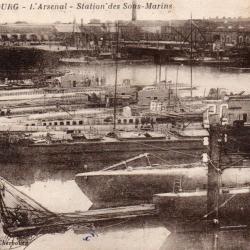 Carte postale de Cherbourg, L'Arsenal - Station des Sous-Marins -N&deg;8031