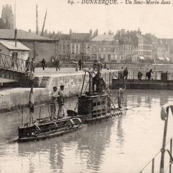 Carte Postale Ancienne - Dunkerque - Un Sous-Marin dans les Ecluses -N&deg;8033