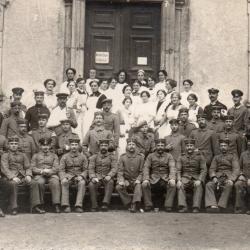 Photographie de groupe de soldats et d'infirmi&egrave;res -N&deg;8033