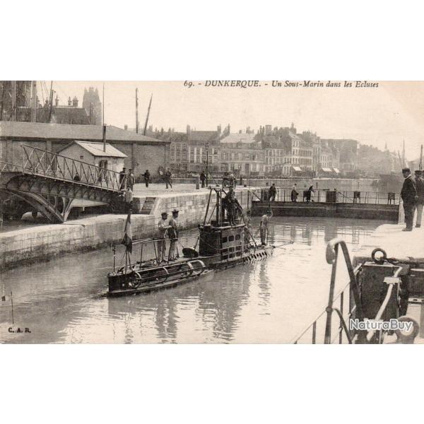 Carte Postale Ancienne - Dunkerque - Un Sous-Marin dans les Ecluses -N�8033