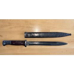 Ba&iuml;onnette mod&egrave;le 84/98 3&egrave;me mod&egrave;le - Plaquettes rivet&eacute;es.