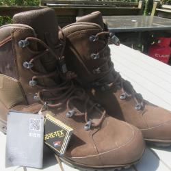 - Chaussures militaires HAIX centre-europe T 50 neuves - cordura et cuir