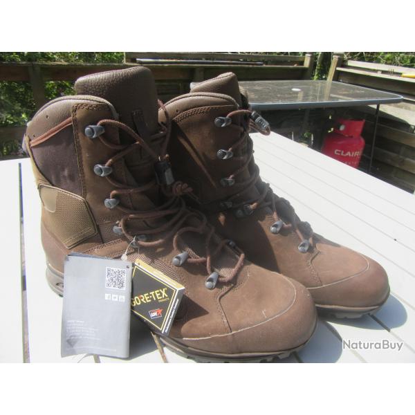 - Chaussures militaires HAIX centre-europe T 50 neuves - cordura et cuir
