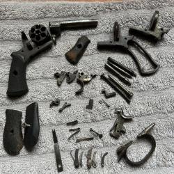 Lot de pi&egrave;ces d&eacute;tach&eacute;es pour revolver bulldog/broche