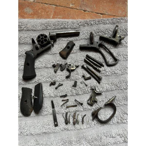 Lot de pi�ces d�tach�es pour revolver bulldog/broche