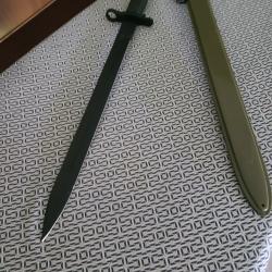 ba&icirc;onette de combat avec fourreaux excellent &eacute;tat