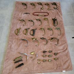 Lot de pi&egrave;ces d&eacute;tach&eacute;s collection militaire militaria &agrave; voir sabres