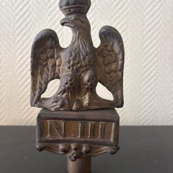 Rare aigle couronn&eacute; en laiton porte &eacute;tendard Napol&eacute;on III