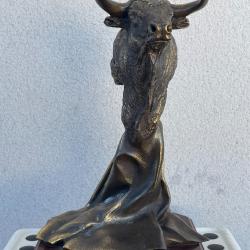 Buste de taureau coul&eacute; et fini a la main