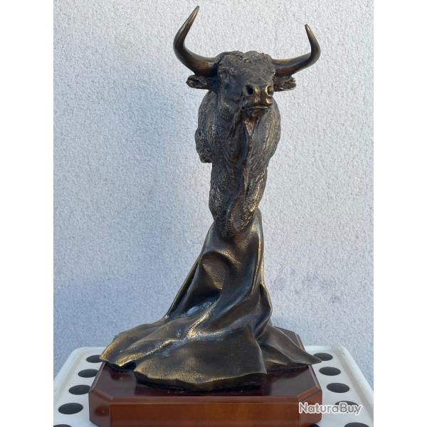 Buste de taureau coul� et fini a la main