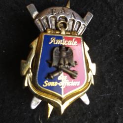 insigne pins 2 attaches numerote n&deg; 082  amicale des sous officiers